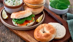 4 bagels, petits pains américains, cuits