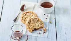 2 cookies moelleux aux pépites de chocolat