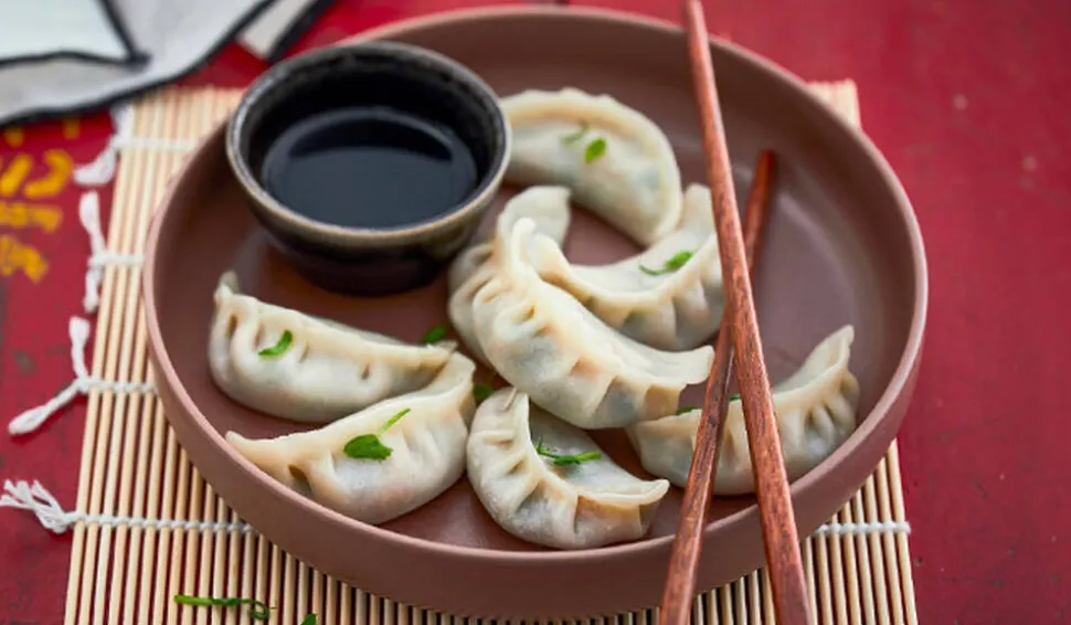 8 gyoza aux légumes, bouchées vapeur, sauce soja