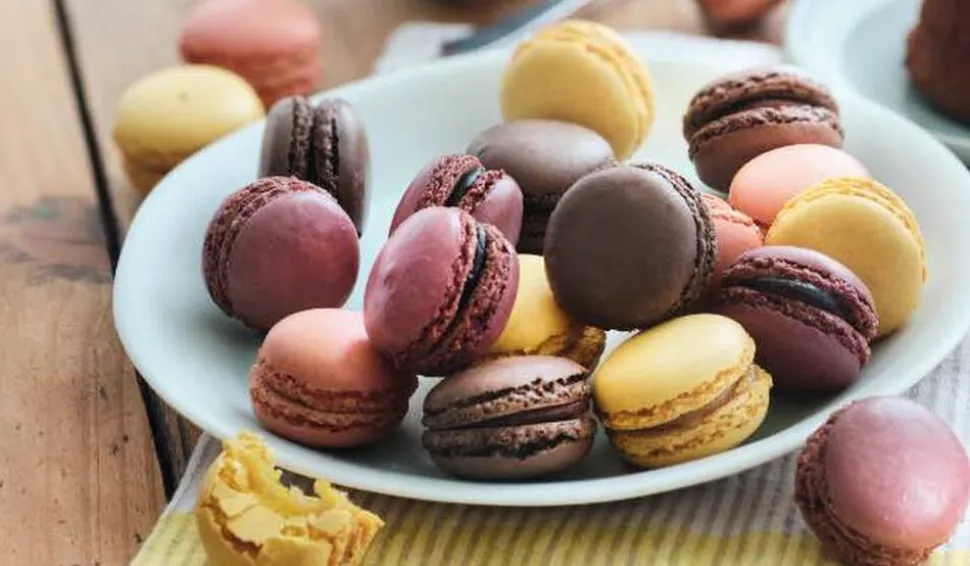 20 mini-macarons,chocolat,cassis, framboise,citron