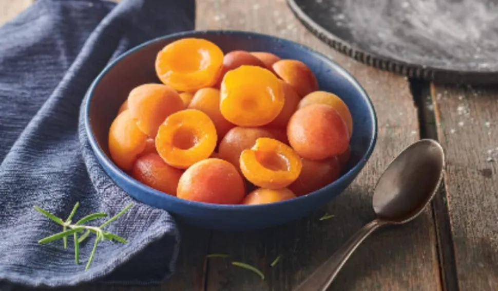 Abricots en oreillons, France