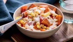 Bol de patate douce grillée, pois chiche, tomate