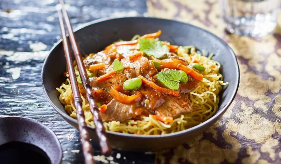 Bœuf aux oignons et nouilles chinoises aux légumes