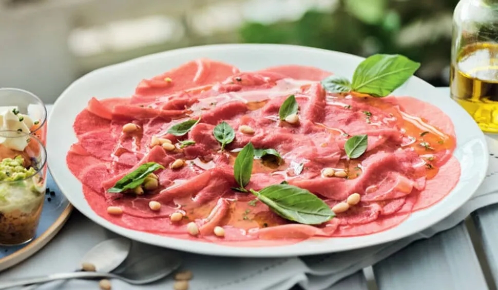 Carpaccio de bœuf et sa marinade à l'huile d'olive 5 % et au basilic