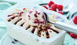 Crème glacée nougat sauce aux fruits rouges