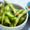 Edamame et sauce épicée