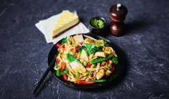 Emincés de poulet, tagliatelles, légumes façon wok