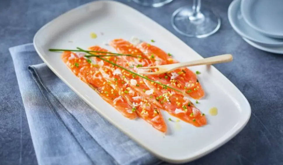 Emincés saumon mariné aux échalotes, zestes citron