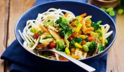 Nouilles de riz légumes à l'asiatique