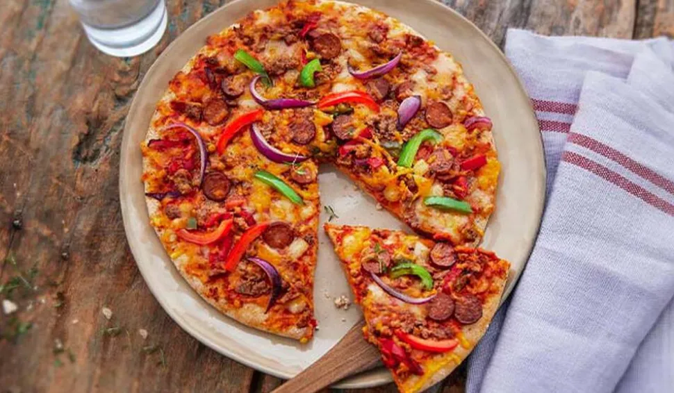 Pizza bœuf, merguez, sauce salsa