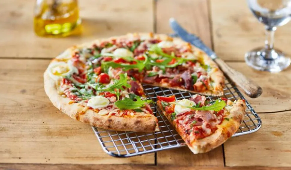 Pizza jambon speck, roquette, mozzarella