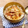 Poulet bulgogi, kimchi et riz cuisiné