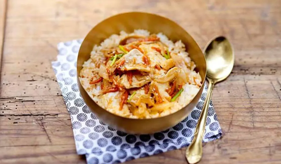 Poulet bulgogi, kimchi et riz cuisiné