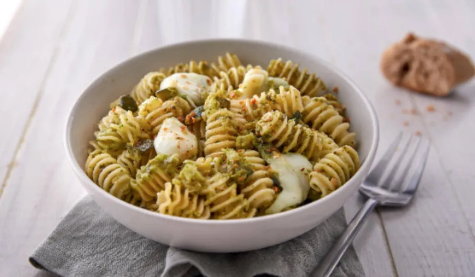 Radiatori au pesto et mozzarella au lait de bufflonne