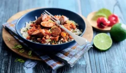 Rougail saucisse, riz blanc et lentilles cuisinées