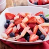 Salade de fruits rouges et pêches blanches