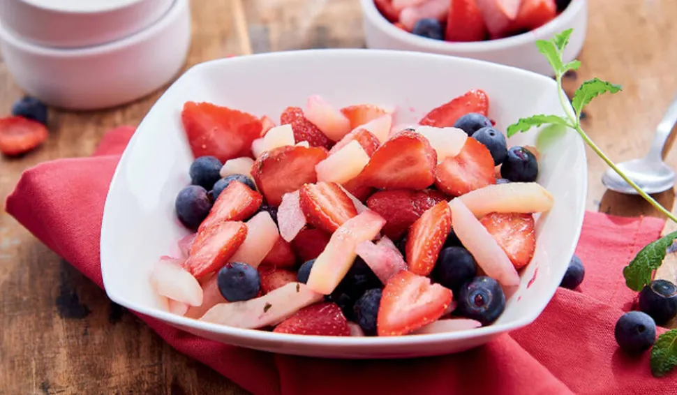 Salade de fruits rouges et pêches blanches