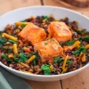 Saumon aux épices tandoori, riz noir